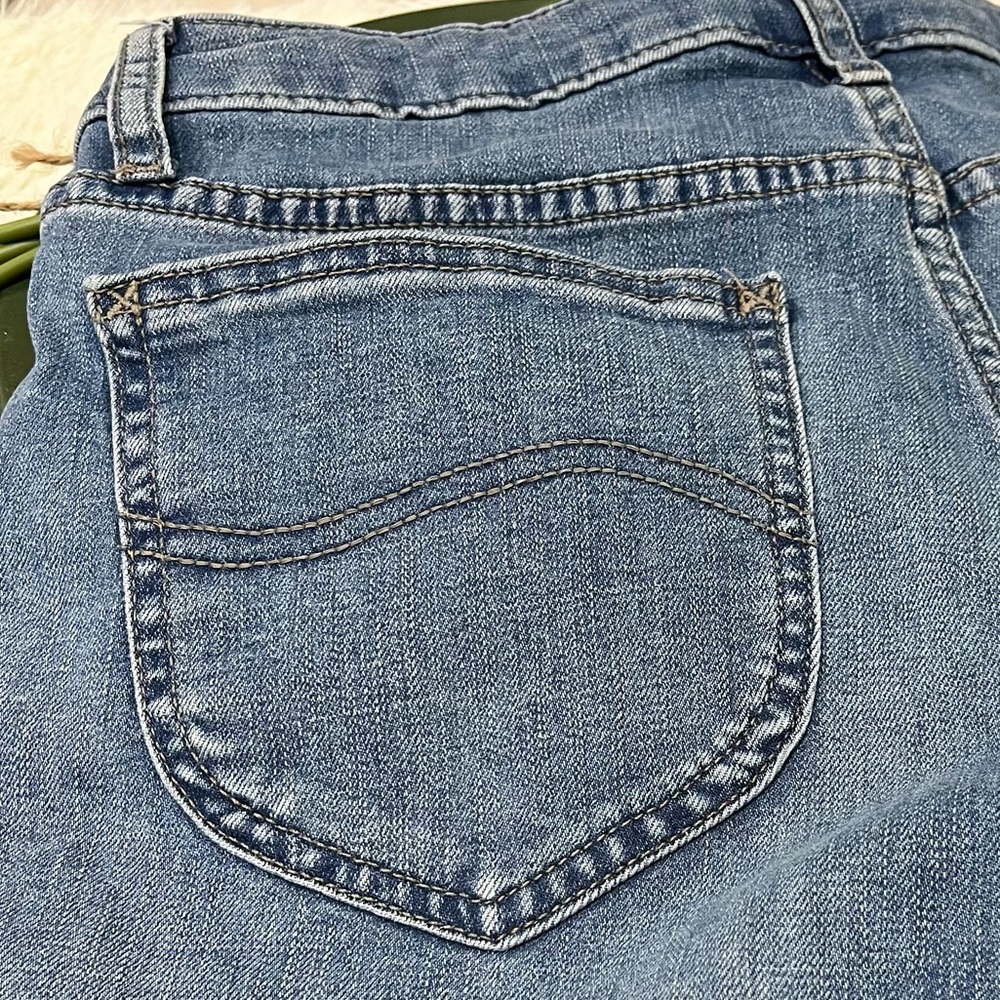 Lee Denim Regular Fit Short Mid Rise Light Blue Shorts, Washed - Not Worn, Sz. 6 - Picture 4 of 14